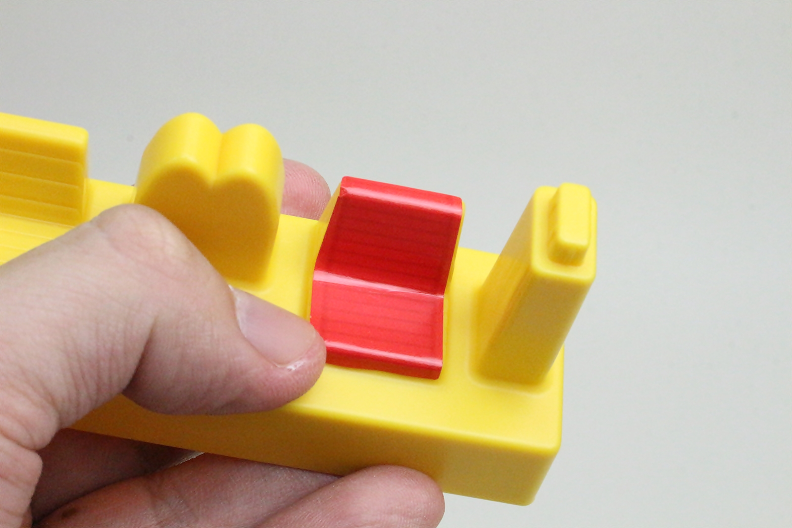 駅の椅子にもシールを貼る。空気が入りやすく意外と難しい