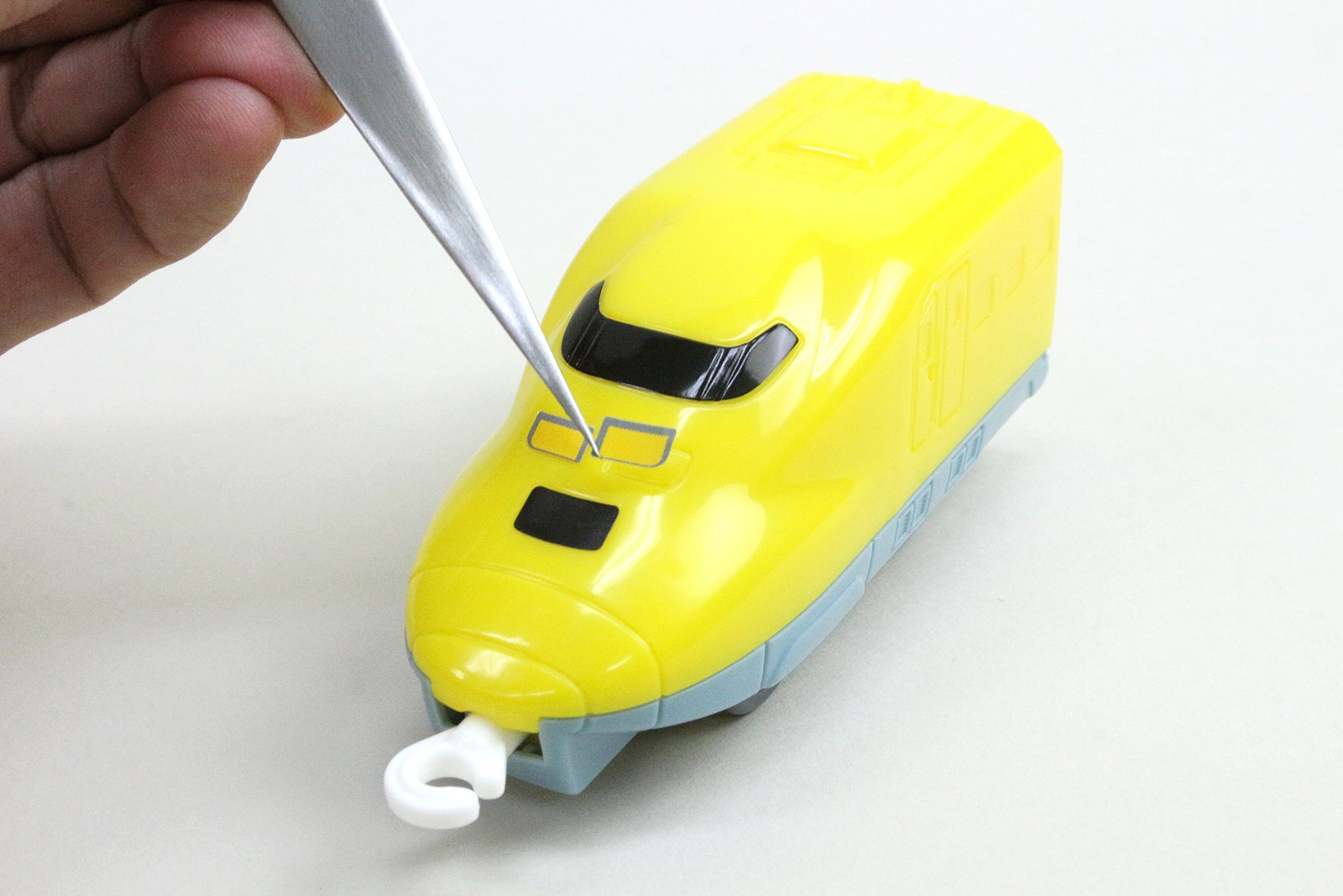 シールは小さく粘着力も強いので、ピンセットを使うのがオススメ