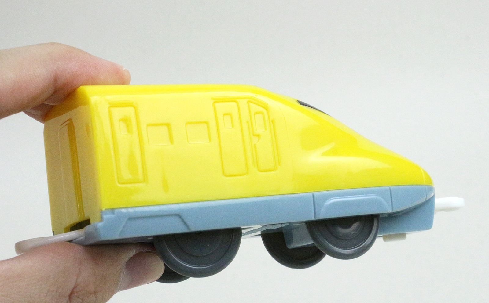 車両にある溝が貼る場所のヒントに。時にはノーヒントで貼る場合も
