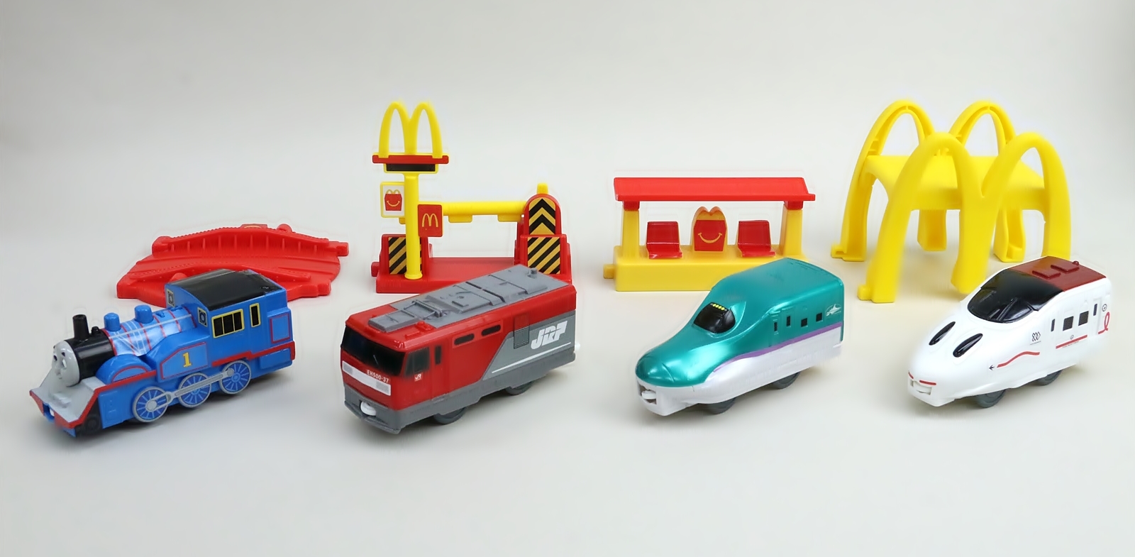 第2弾のラインナップ。左から「大井川鉄道きかんしゃトーマス号&マクドナルド転車台」、「EH500金太郎&マクドナルド踏切」、「北海道新幹線H5系はやぶさ&マクドナルドステーション」、「800系新幹線つばめ&マクドナルドトンネル」