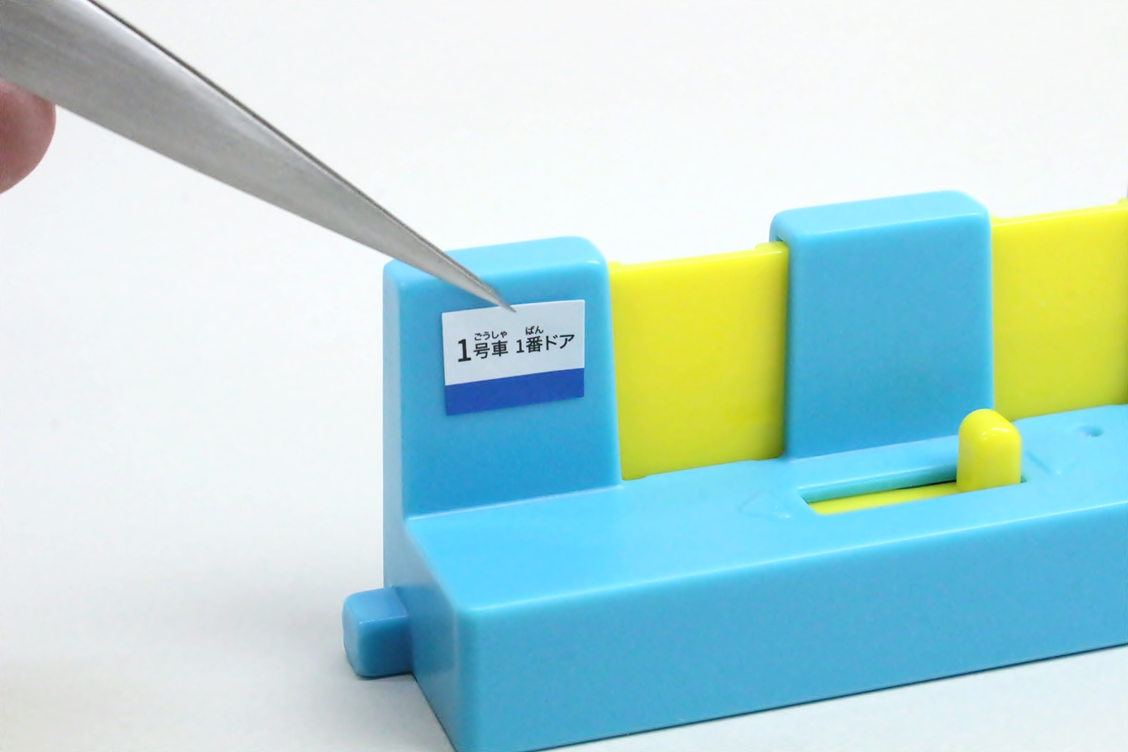 ホームドアにも乗車位置を示すシールを貼る