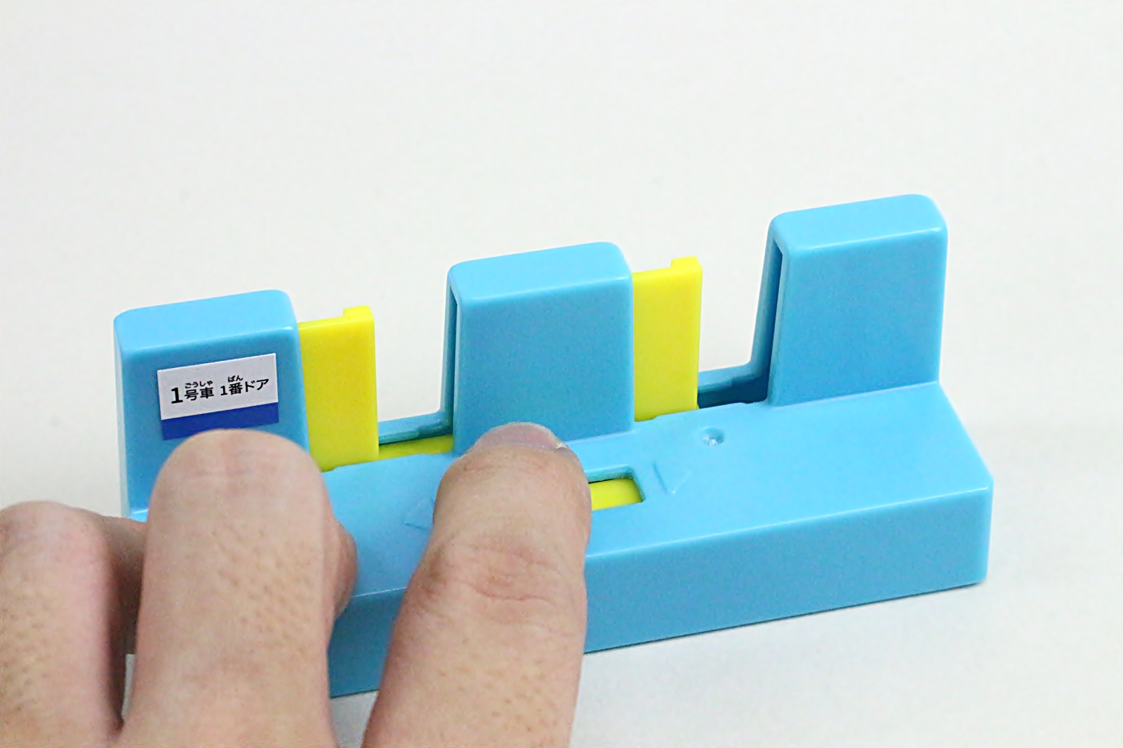 レバーを動かすとホームドアが開く