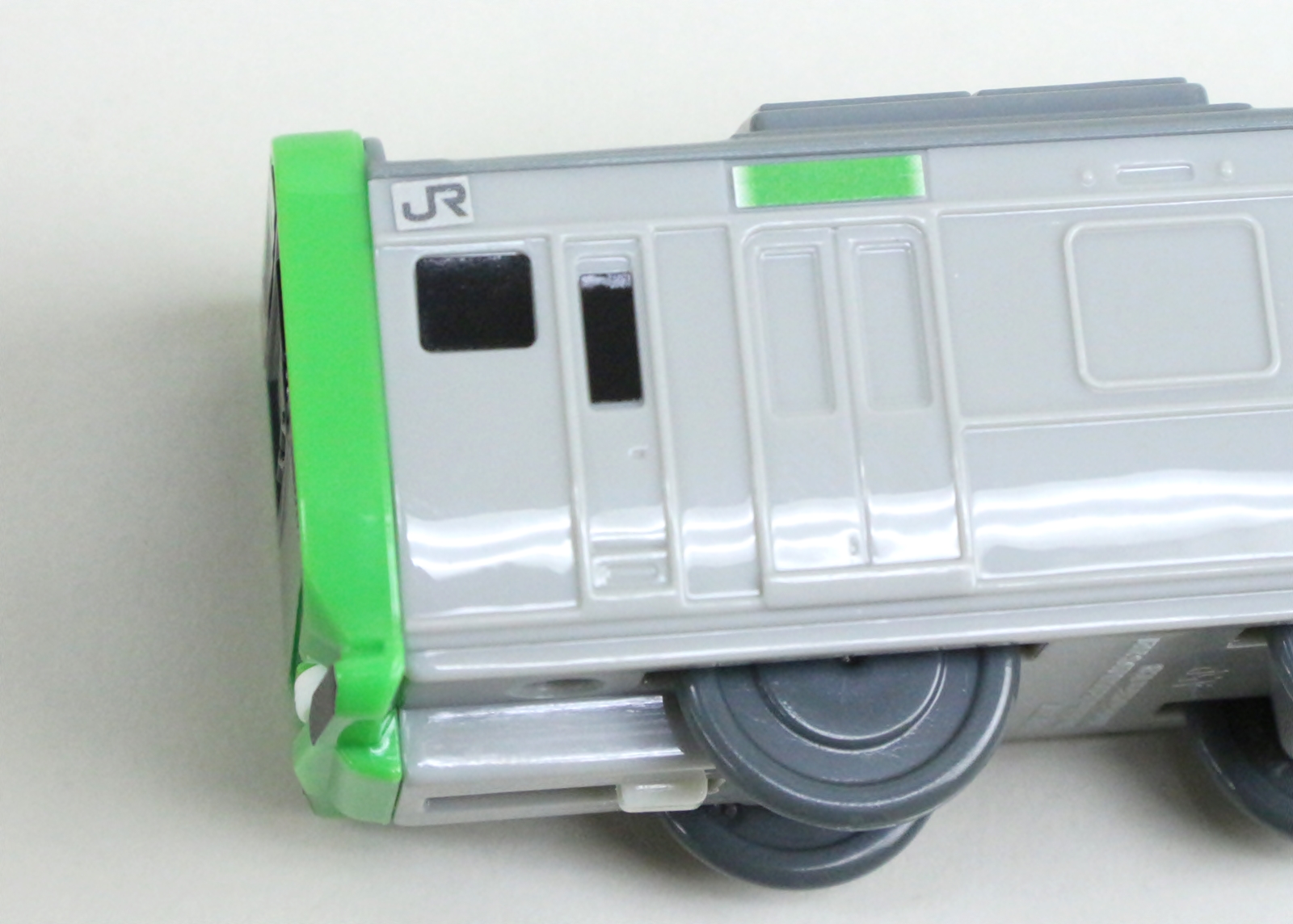 窓も1つ1つにシールを貼っていく。細かいパーツが多いので集中力と根気が必要