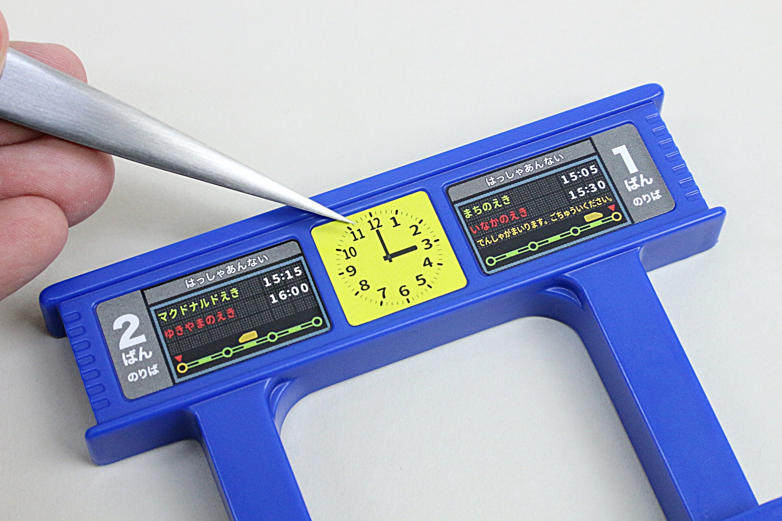 発車標の真ん中には、駅でよく見る“緑の時計”も