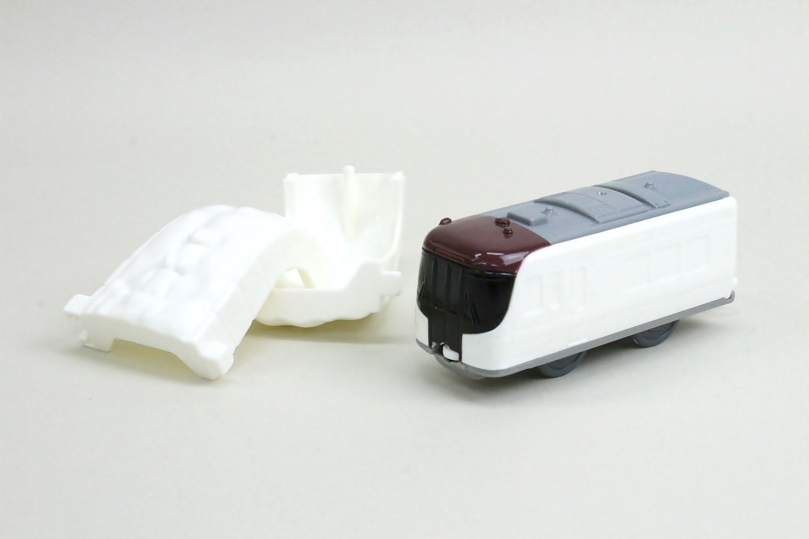 トンネルは2つのパーツを合わせることで完成する