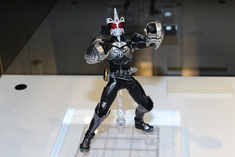 「S.H.Figuarts（真骨彫製法） 仮面ライダーオーズ サゴーゾ コンボ」。12月発売予定、価格は8,250円（税込）
