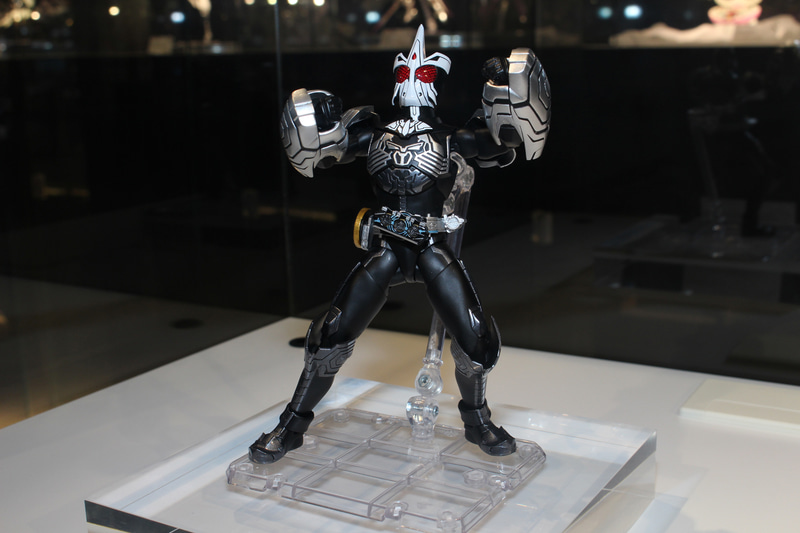 「サイ！ゴリラ！ゾウ！ サゴーゾ、サゴーゾ！」の歌が聞こえてくるような、ドラミングのポーズ