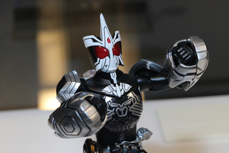 頭部はサイヘッド。光沢のあるホワイトで塗装され、目の「サイアイ」と額の「オークォーツ」はクリアパーツとなる