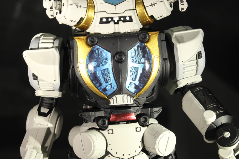 メカニカルな内部が透けて見える胸部にもクリアパーツを使用