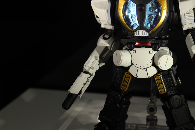 右腕に装備されたペダニウム粒子砲。上腕と肩にボールジョイントを採用している