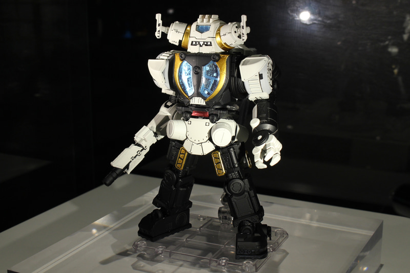 写真で可動範囲などはわからないが、かなり動く設計となっているとのことだ