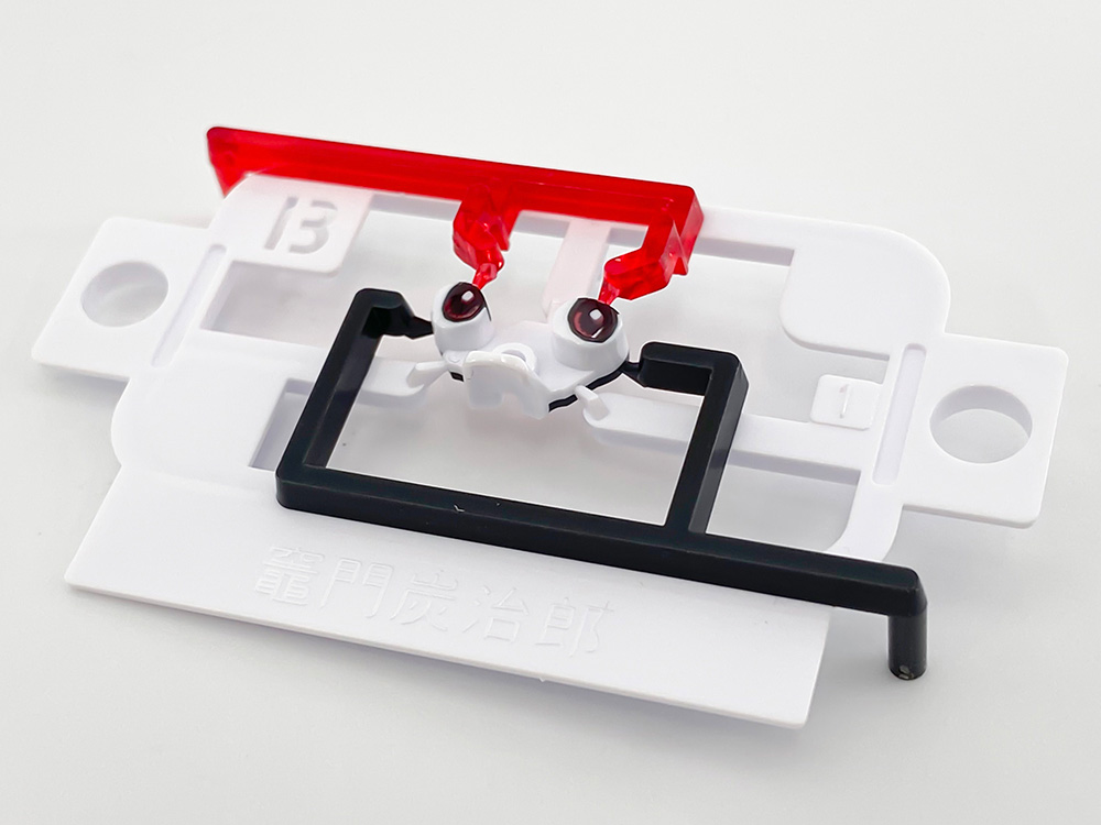 ランナーから切り取って組み合わせるだけで顔の複雑な色分けが再現される