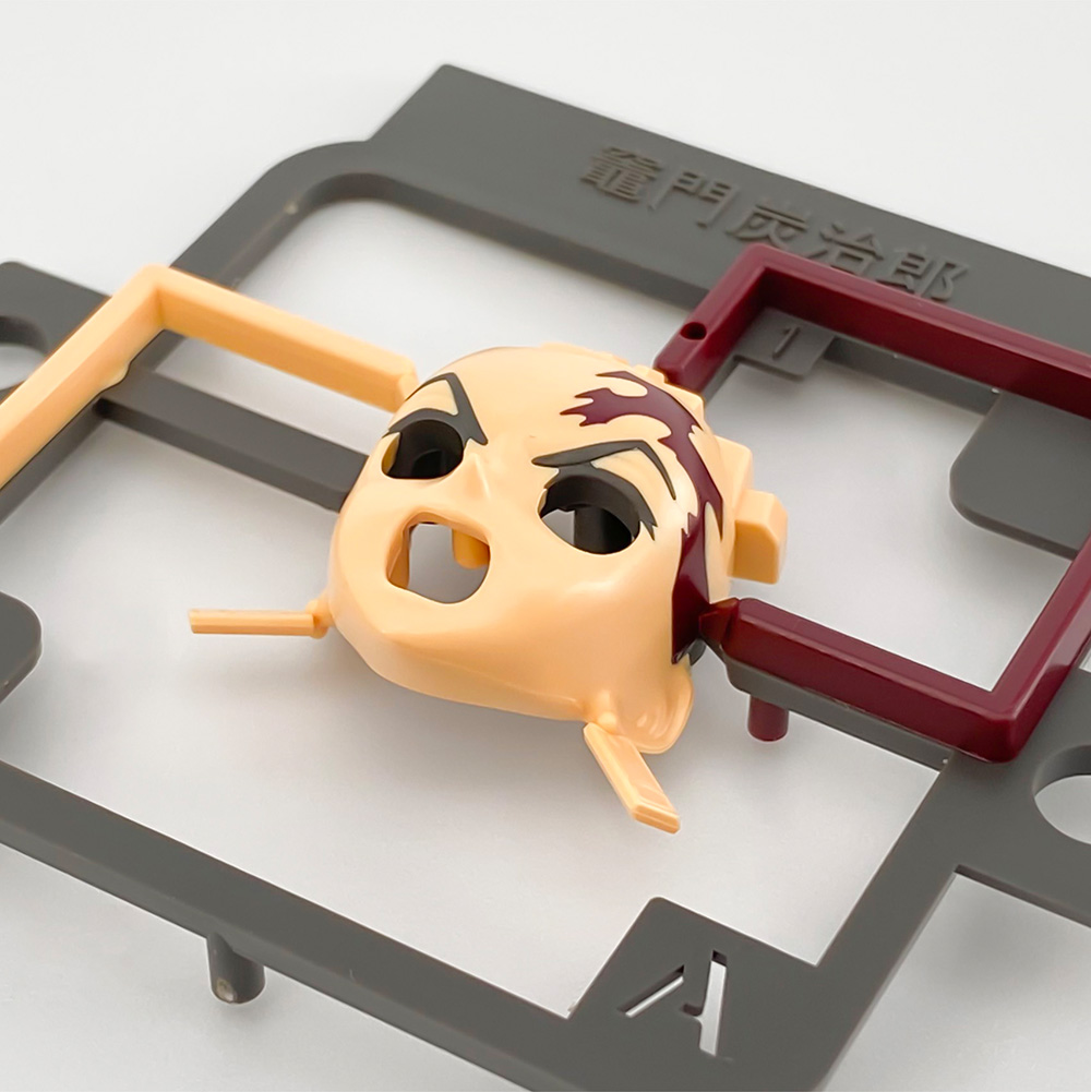 ランナーから切り取って組み合わせるだけで顔の複雑な色分けが再現される