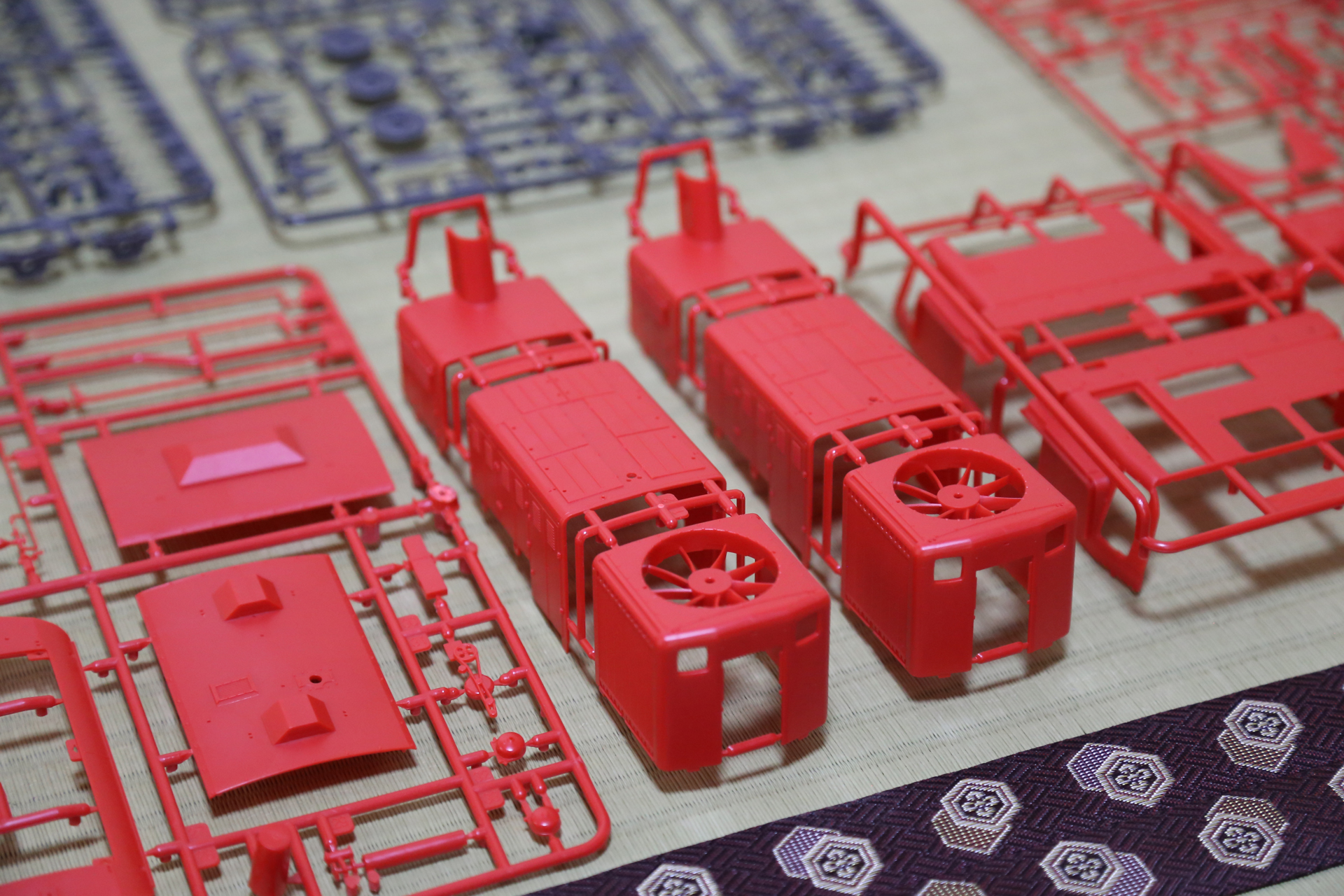 車体らしきパーツ群。ほかのパーツは想像しにくい