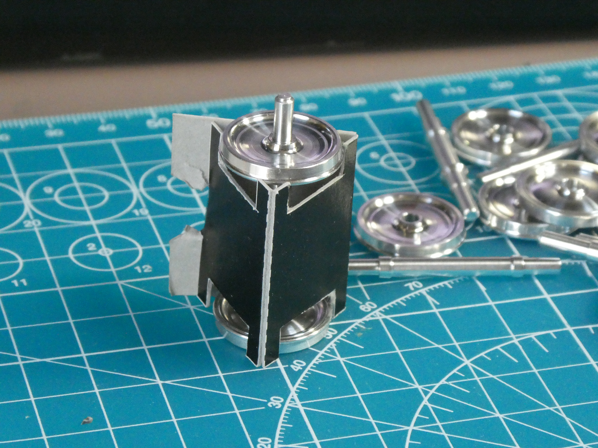 車輪はグレーのパーツで用意されている。こちらは別売りの「ディティールアップパーツ No.5」の金属製ホイールセット。3,520円(税込)