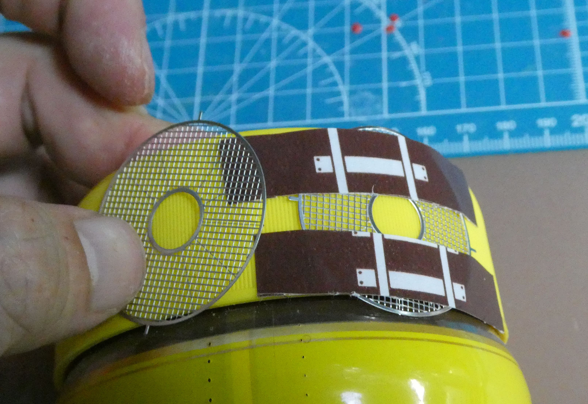 エッチングパーツは冷却室の形状に合わせて丸みを作る。説明書に直径7.5cmの缶に当てて整形するよう指示される。コーヒー缶や小型ペットボトルは細い。ちょうど良いサイズがコーヒークリーム粉末の瓶だった