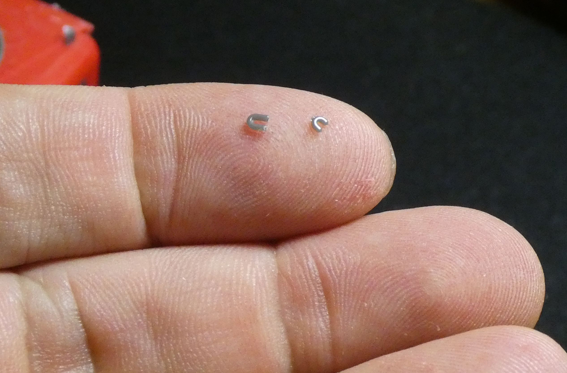 冷却室屋根部の取っ手は米粒より小さい。左が平面部用、右が傾斜部用