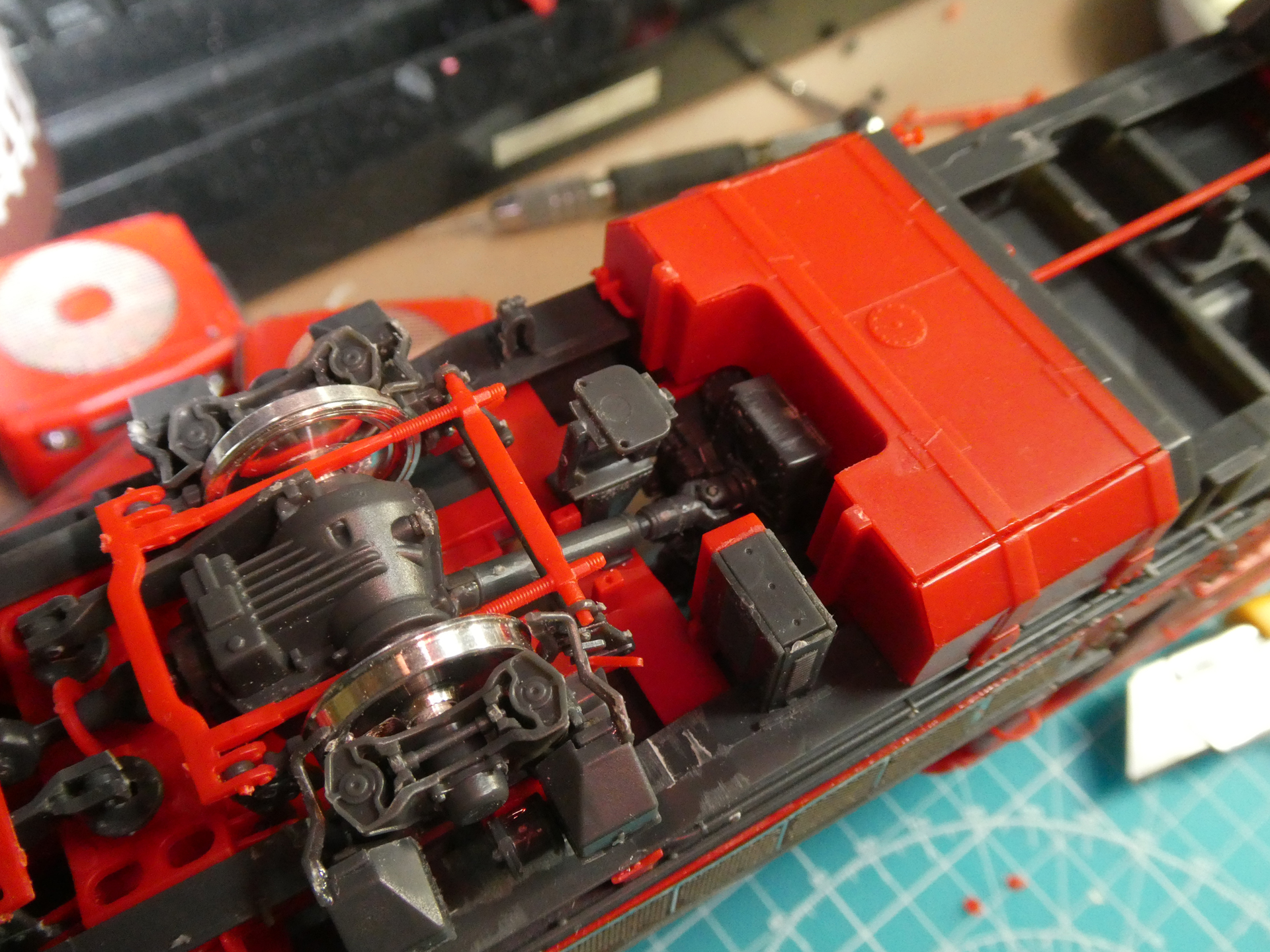 裏返した。台車と流体変速機は自在継手でつながっている。自在継ぎ手の上の四角い板はATS車上子。赤信号を通過したときなどに、地上からの緊急停止信号を受け取り、非常ブレーキを発動させる