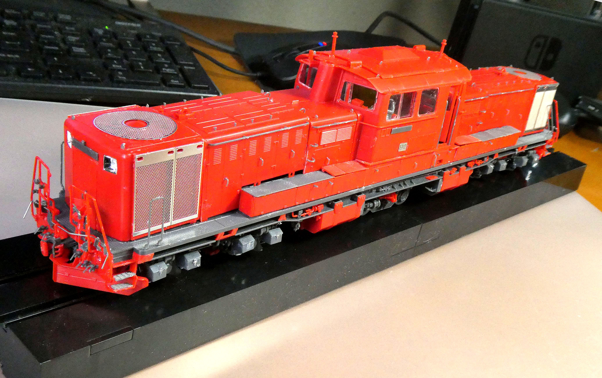 完成。エンジンカバーは取り外し可能。組み付けに失敗して少し浮いてしまった。こちらは「公式側」と行って、設計図面のうち左方向が前になる側。蒸気機関車と違って凸型、箱形は前後方向がわかりにくい。