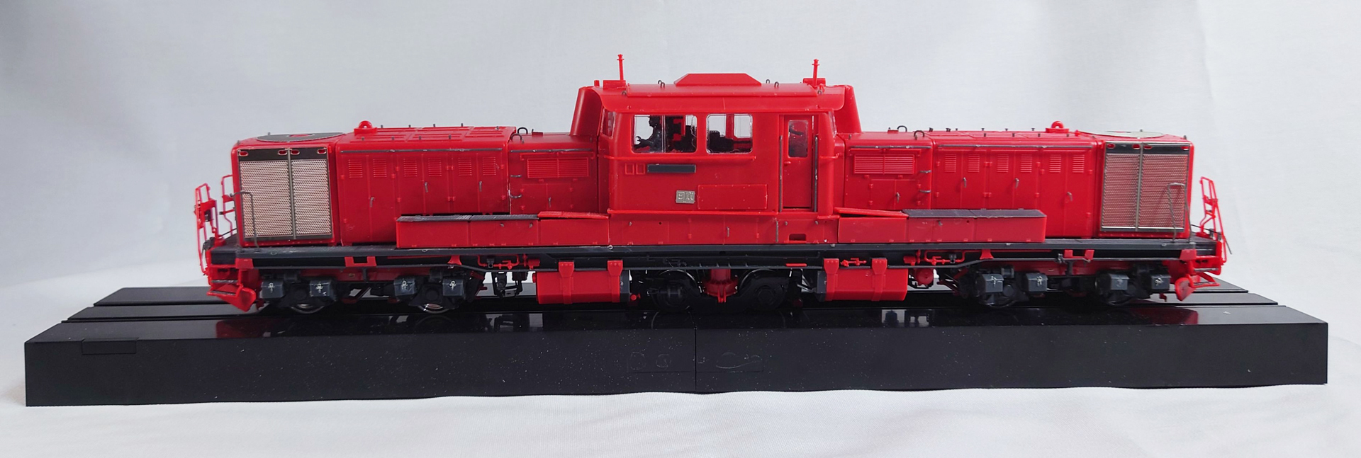 完成品を色々なアングルで撮ってみた。運転席の屋根やエンジンカバーが外せるので、完成後も内部も楽しむことができる