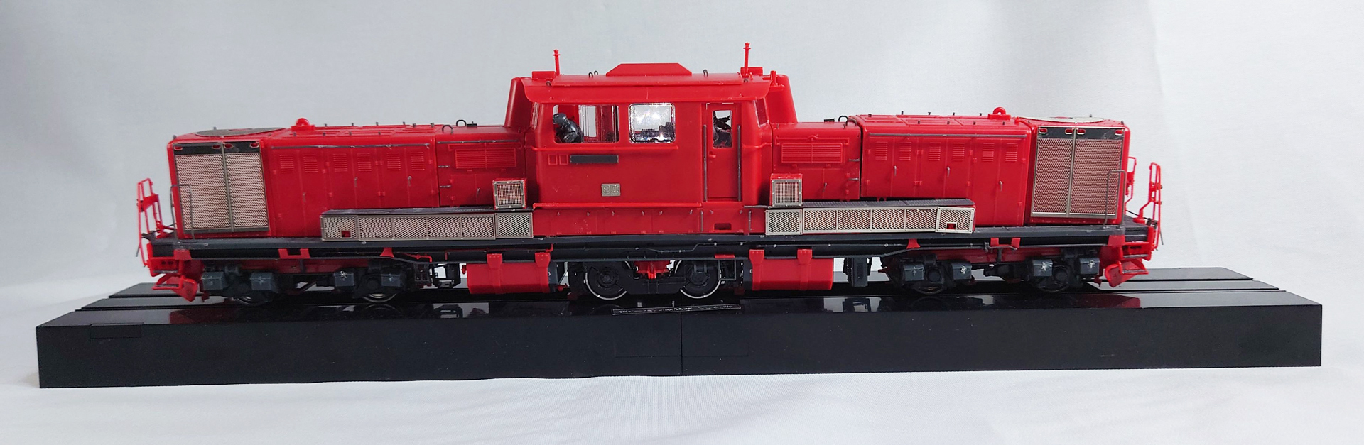 完成品を色々なアングルで撮ってみた。運転席の屋根やエンジンカバーが外せるので、完成後も内部も楽しむことができる