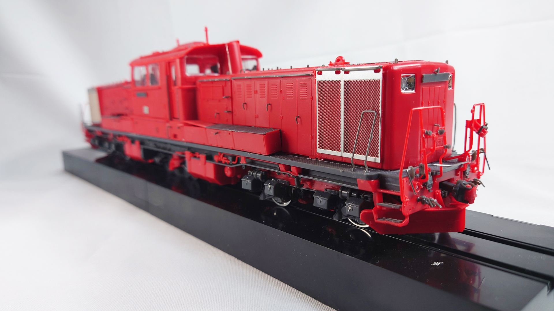 完成品を色々なアングルで撮ってみた。運転席の屋根やエンジンカバーが外せるので、完成後も内部も楽しむことができる