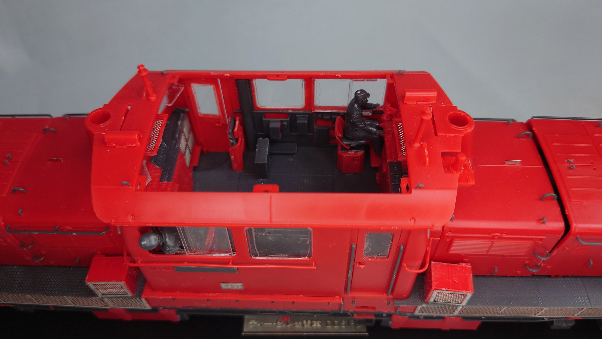 完成品を色々なアングルで撮ってみた。運転席の屋根やエンジンカバーが外せるので、完成後も内部も楽しむことができる