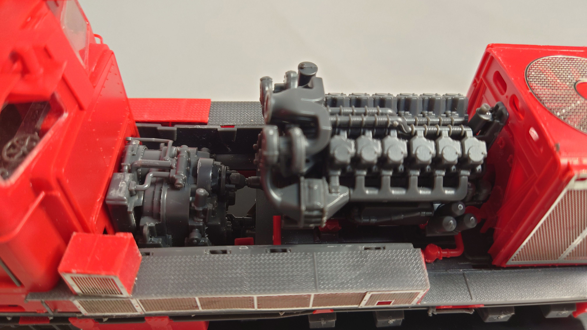 完成品を色々なアングルで撮ってみた。運転席の屋根やエンジンカバーが外せるので、完成後も内部も楽しむことができる