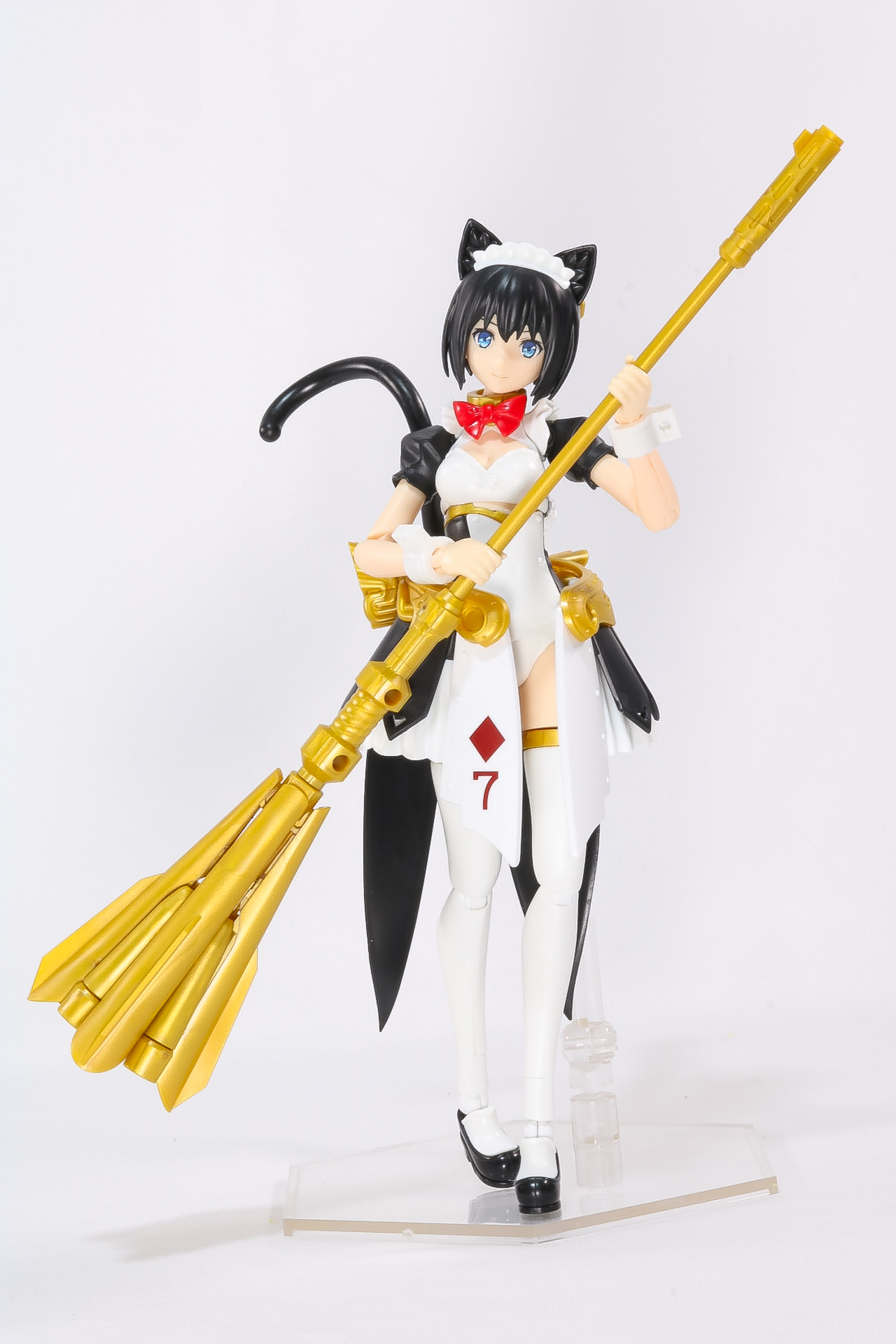 メイドらしく箒を手にした姿を表現