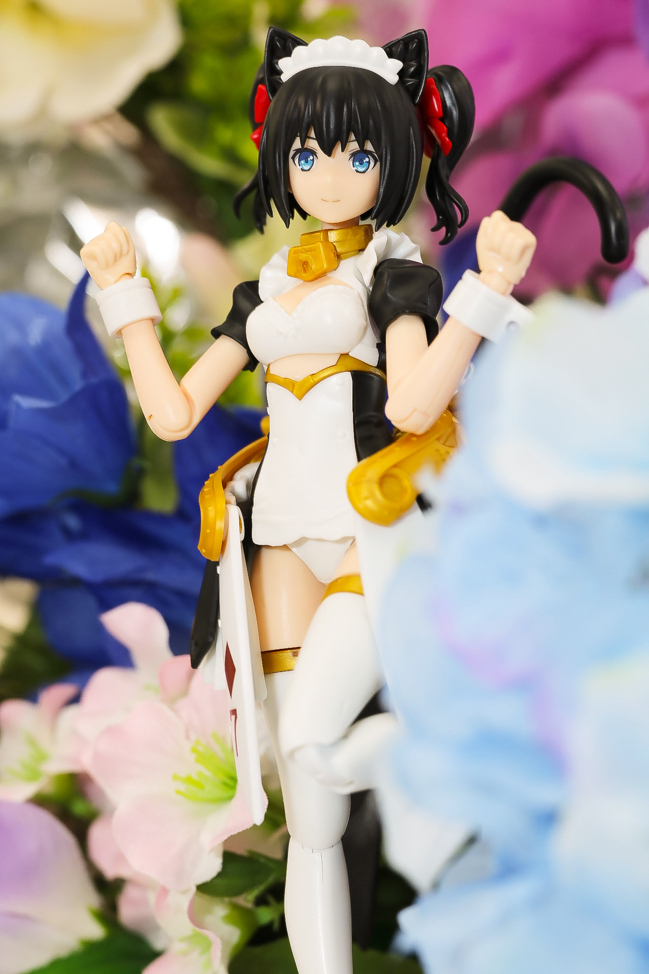 滑らかな所作を感じさせるポーズがぐっと世界観を広げさせてくれる