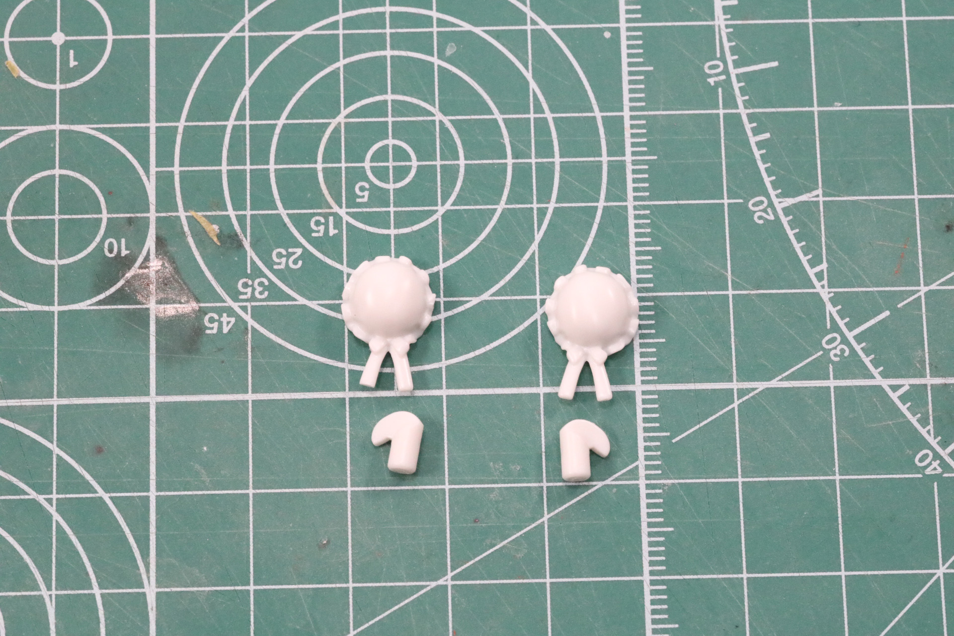 左右それぞれシニヨン本体と接続ピンの2パーツ構成