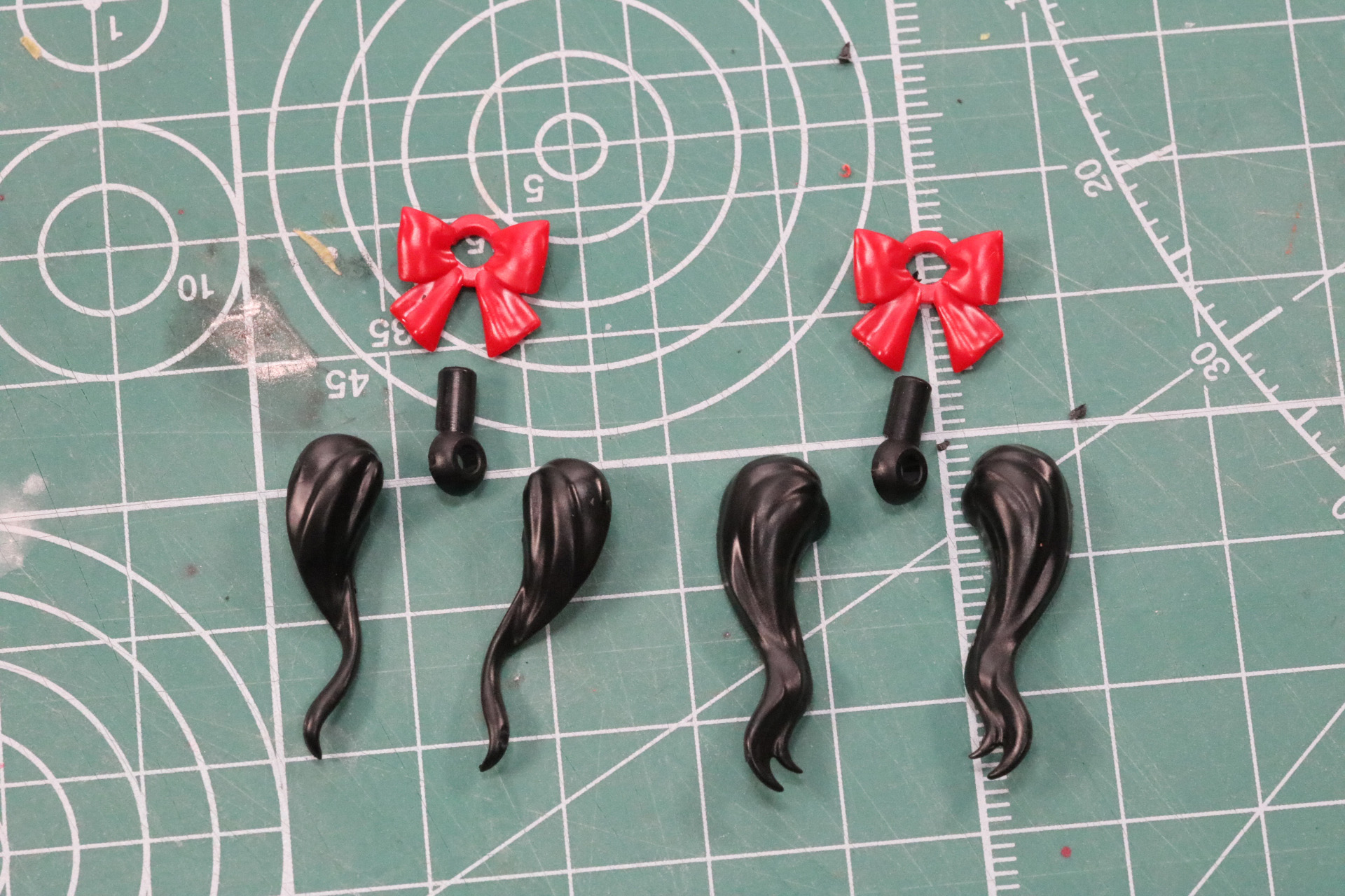 ツインテールはリボンを含め左右それぞれ4パーツ構成