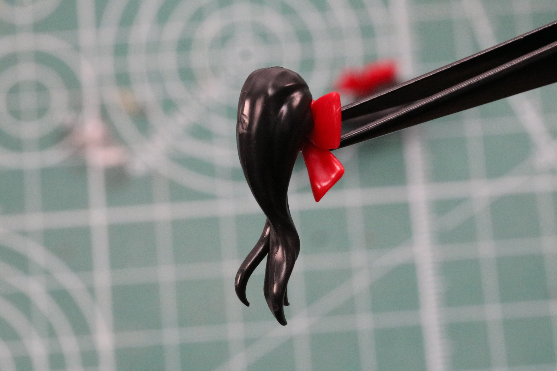 根元に可動軸を備える