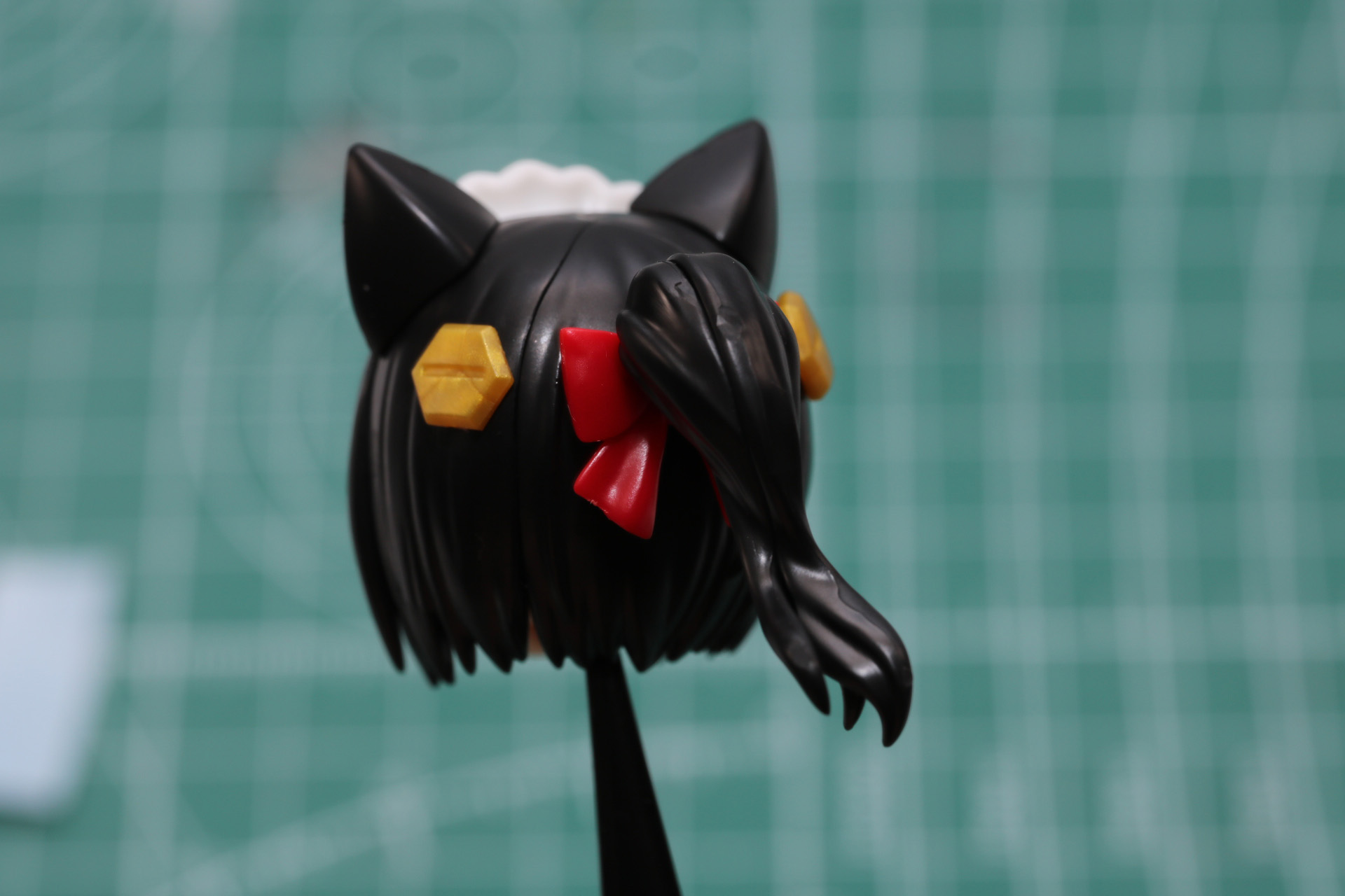 後頭部中央のアクセサリと組み換えればポニーテールにもできる