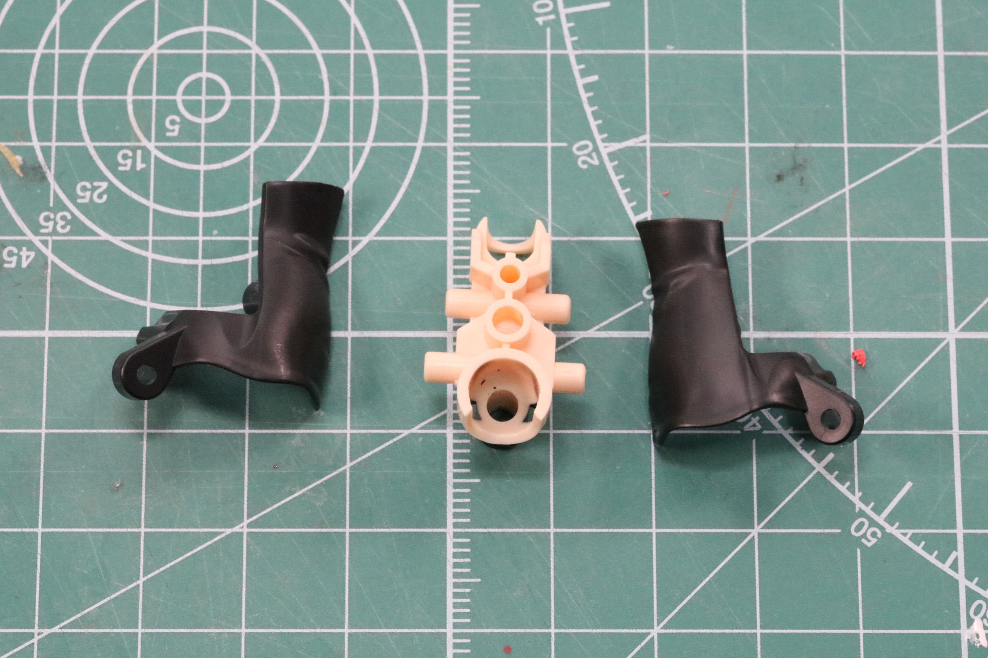 背骨の役割を持つパーツに組み付けていく