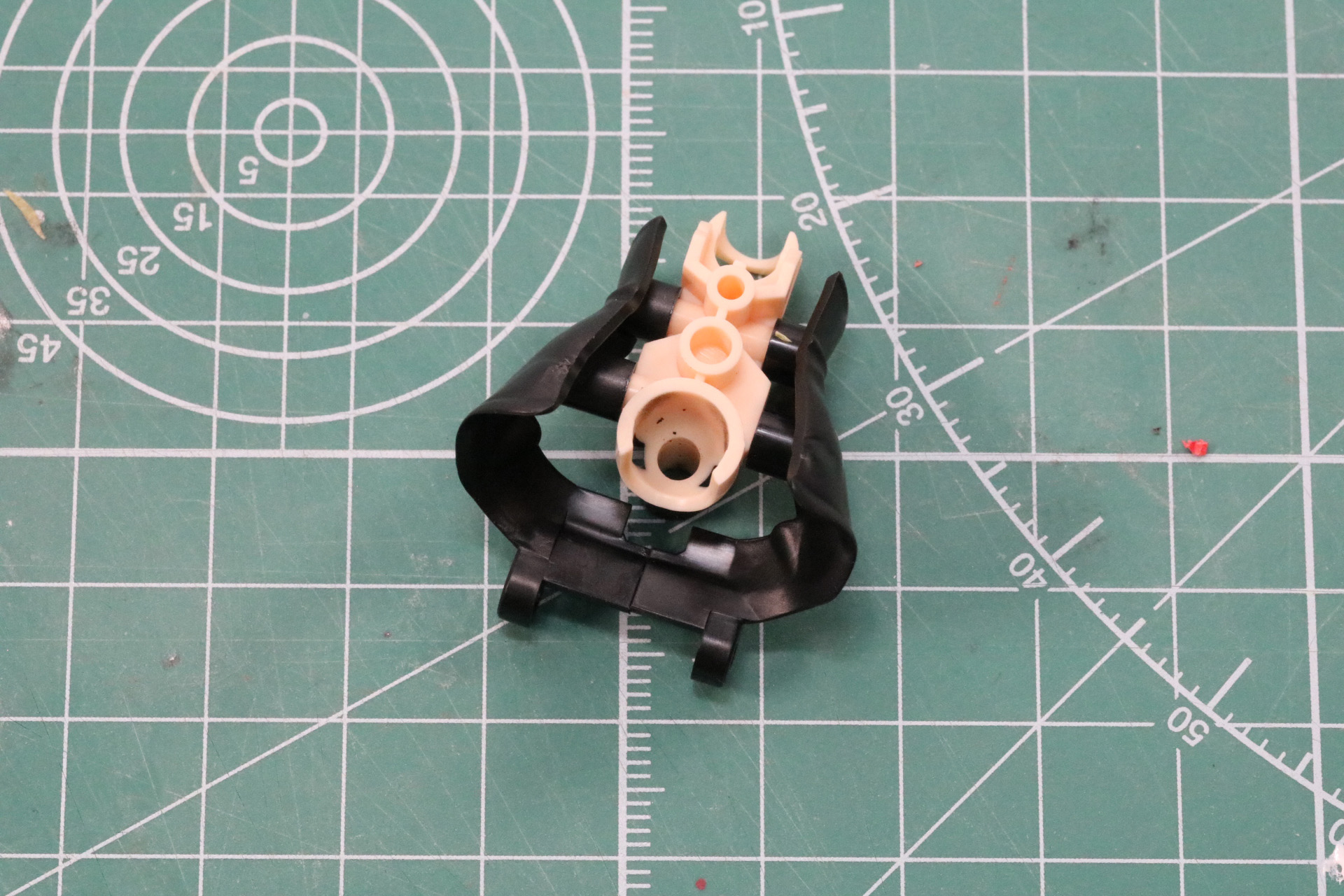 背骨の役割を持つパーツに組み付けていく