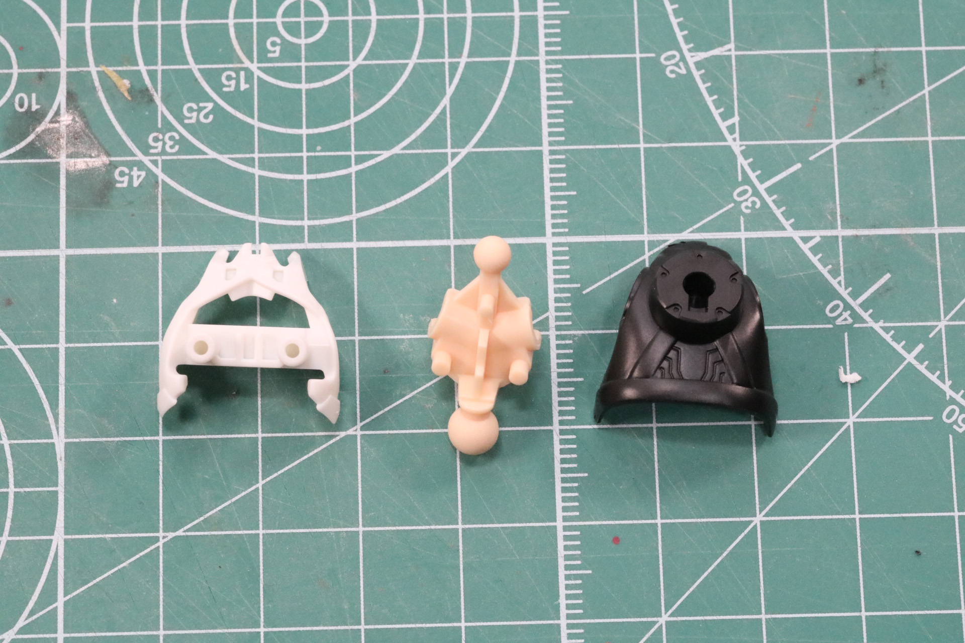 胸部はパーツ分割で接続軸も含めた色分けを再現する