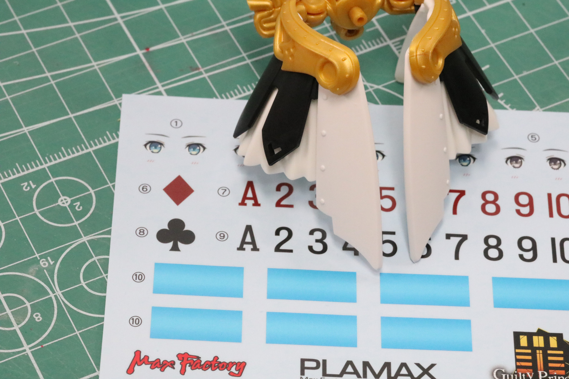 必要なデカールを切り取り、水に浸して浮き上がらせる