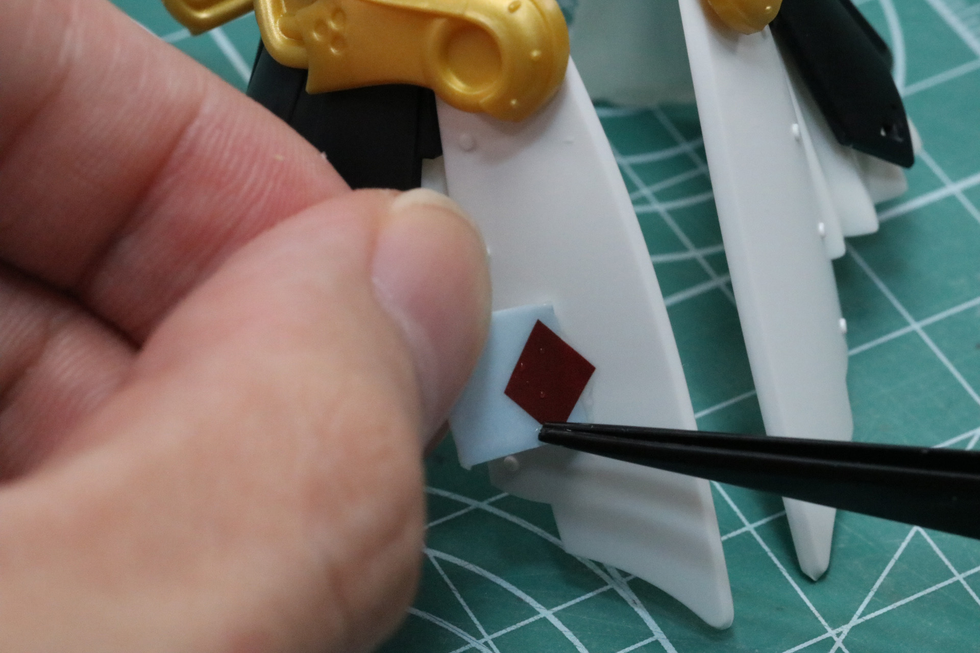 必要なデカールを切り取り、水に浸して浮き上がらせる