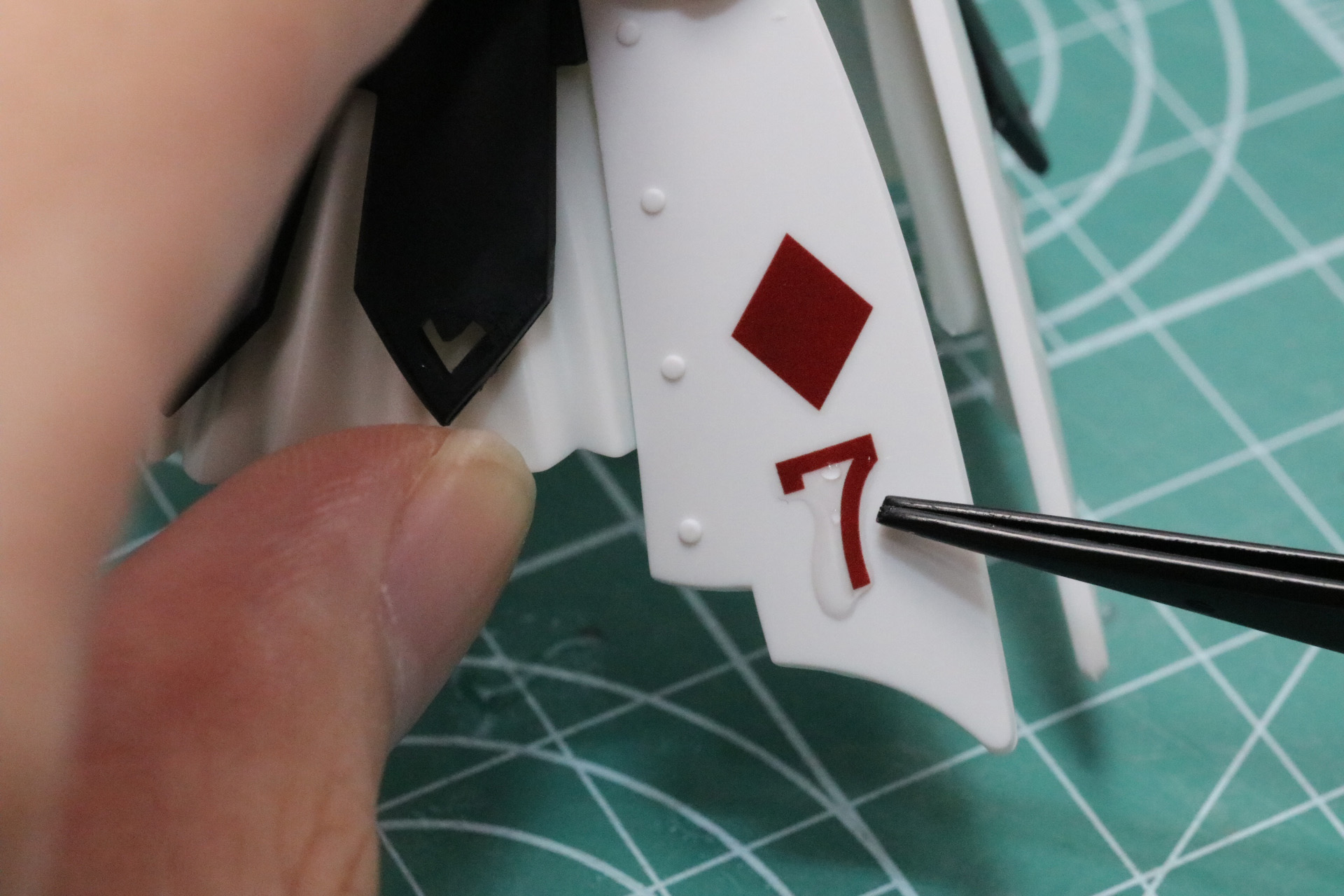 パッケージイラストに合わせて「ダイヤ」と「7」を使用