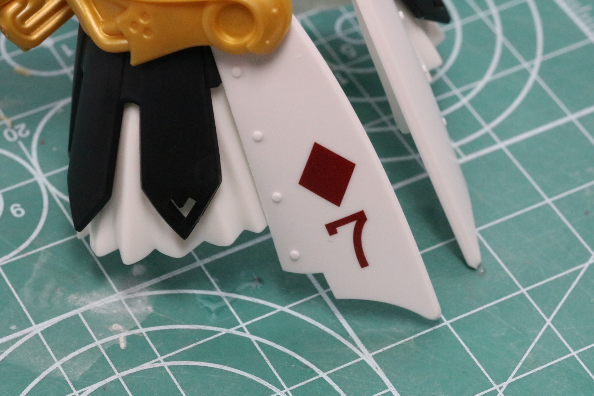 パッケージイラストに合わせて「ダイヤ」と「7」を使用