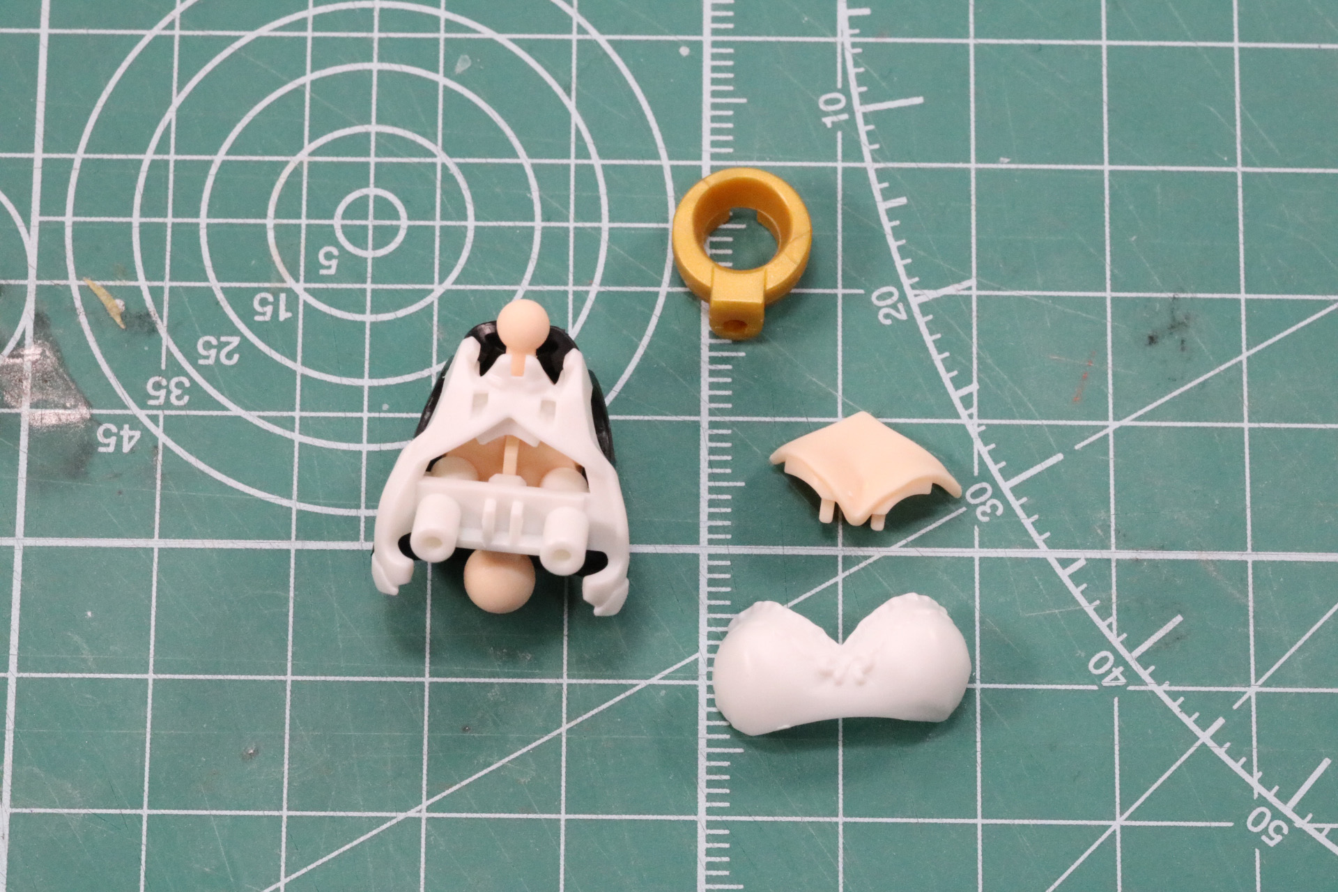 首のアクセサリは接着剤での固定が推奨されている