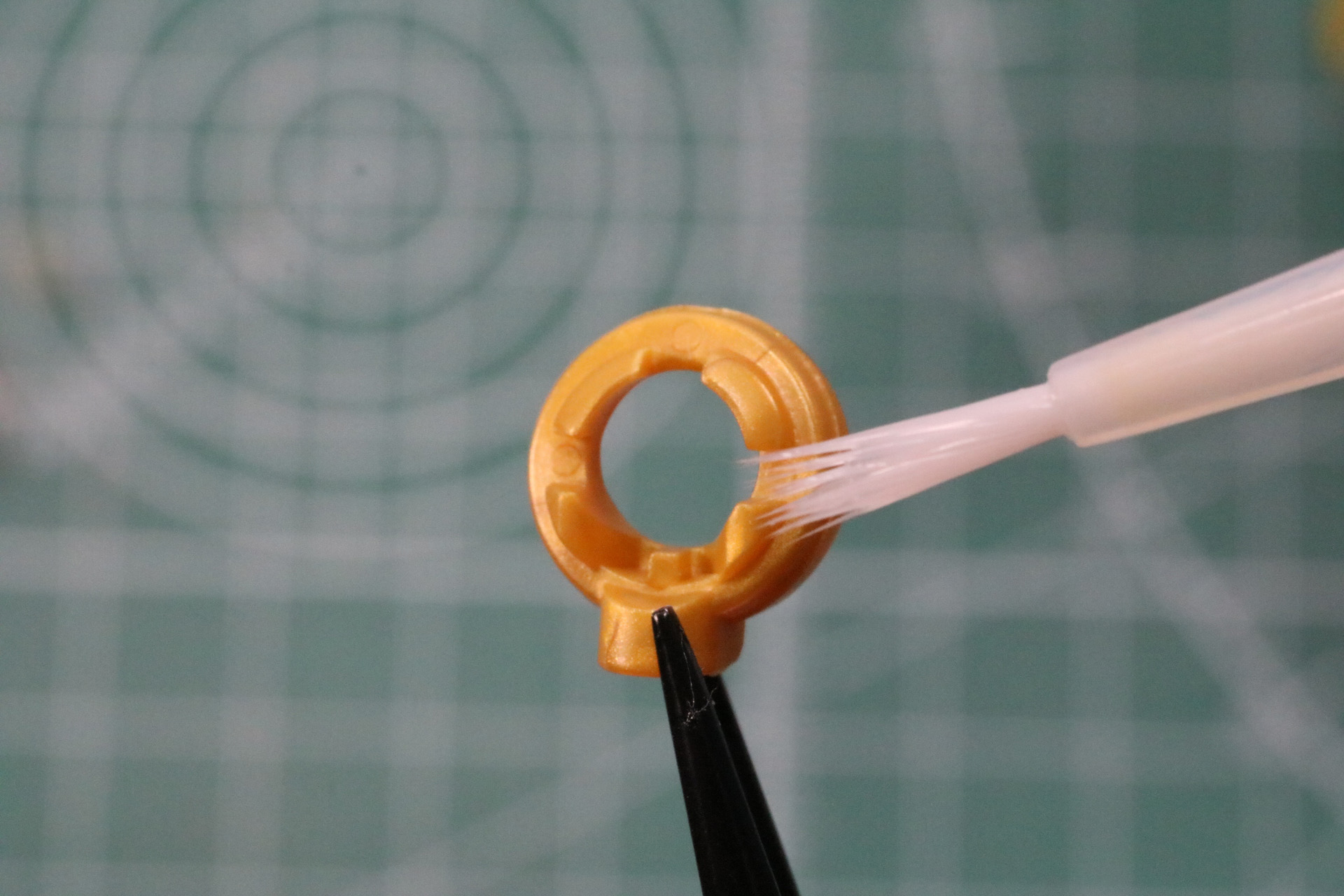 首のアクセサリは接着剤での固定が推奨されている