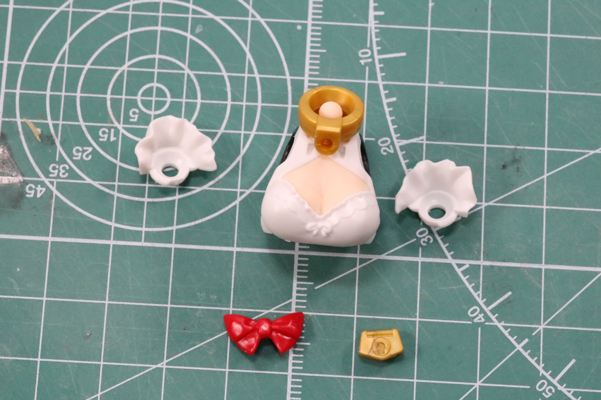 首輪のリボンと錠前は選択式。肩口のフリルは腕部接続時に固定する