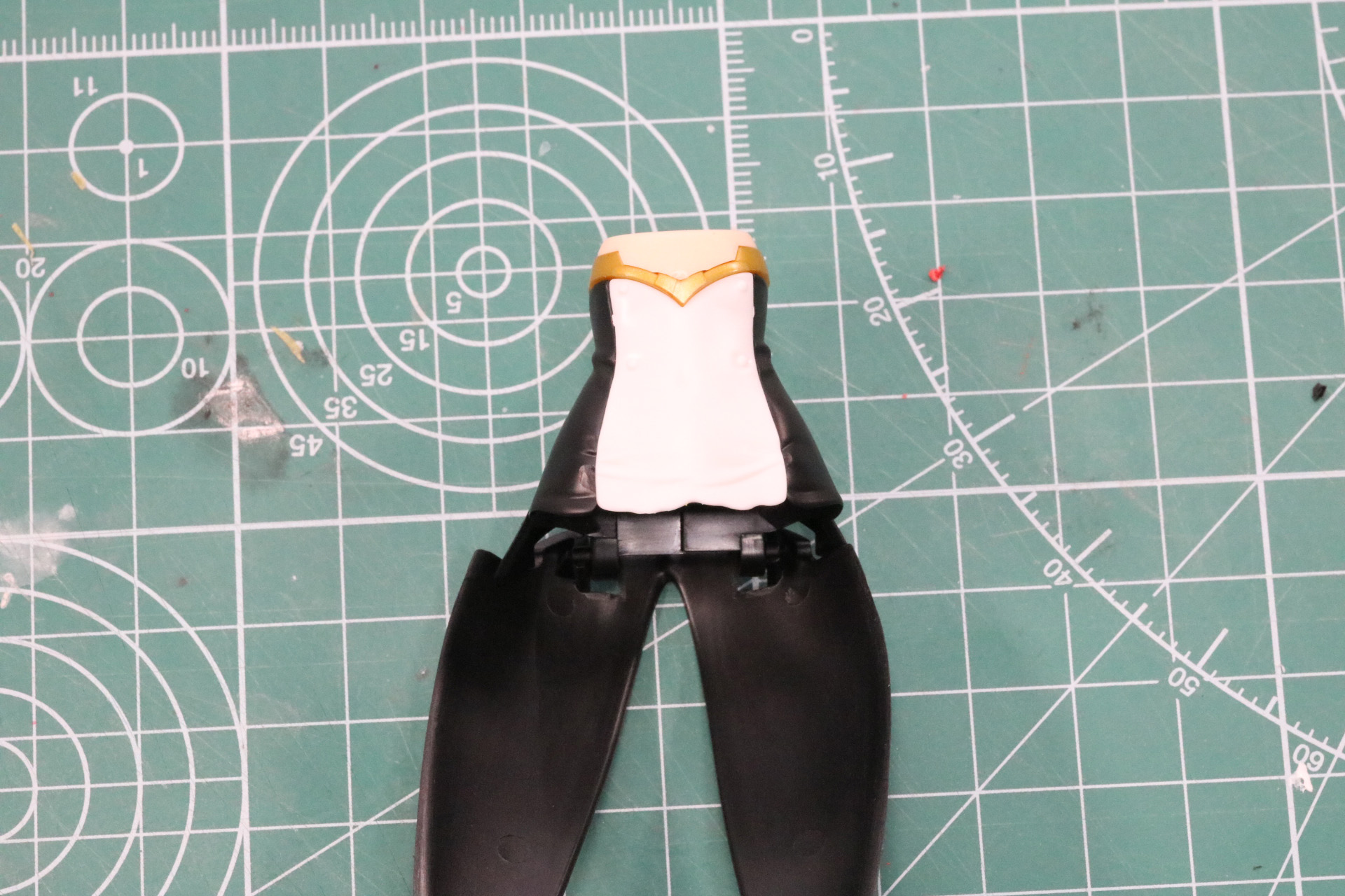 ベルト状の装飾は別パーツ