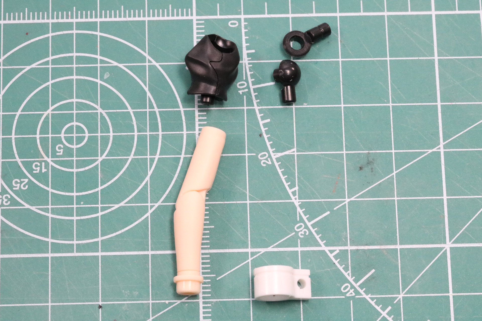 肩の可動部と袖パーツを合わせる