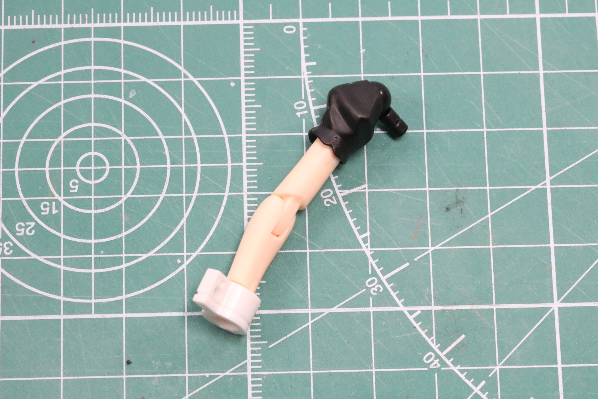 肩の可動部と袖パーツを合わせる