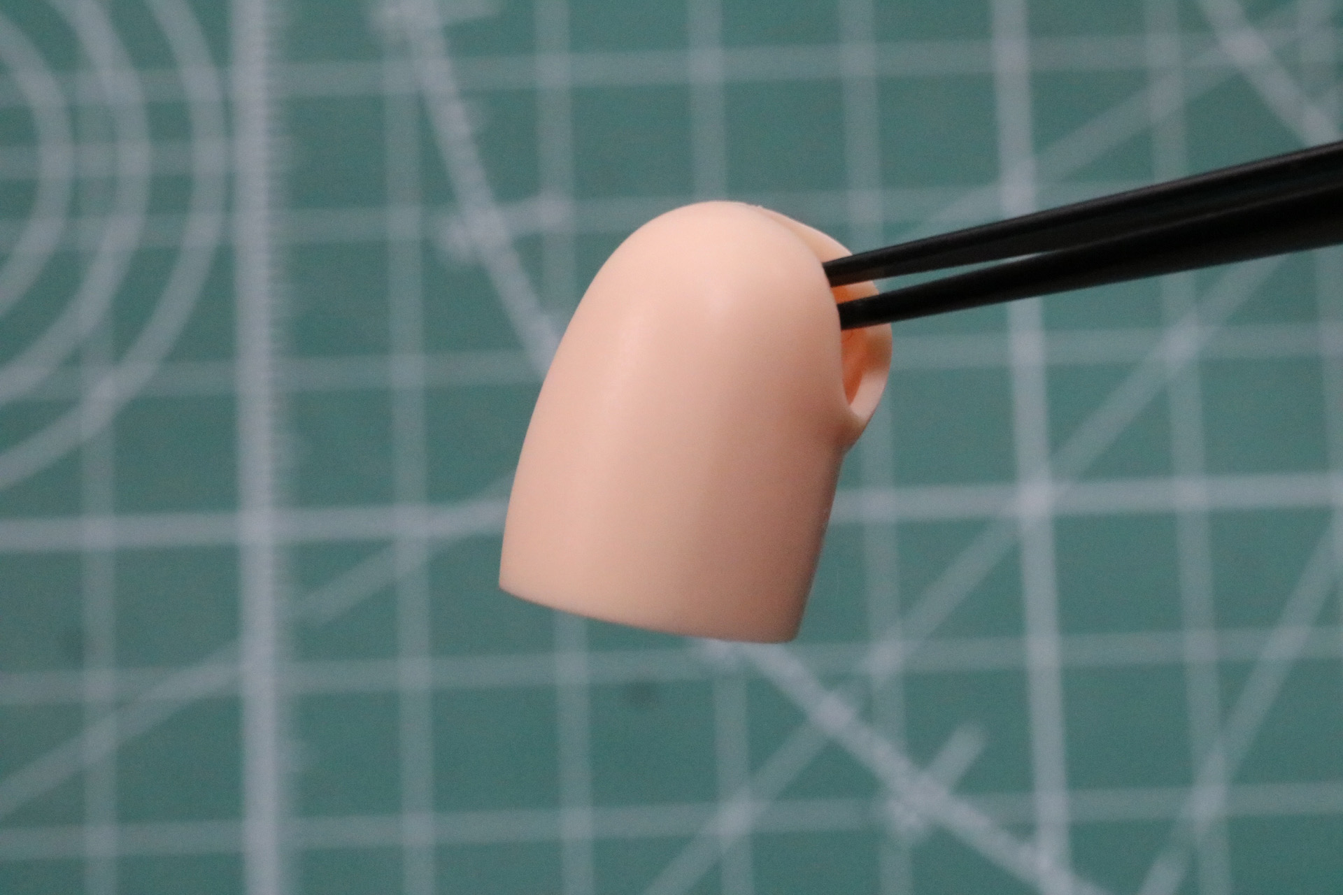 太もも部分は肌色のやわらかい造形となっている