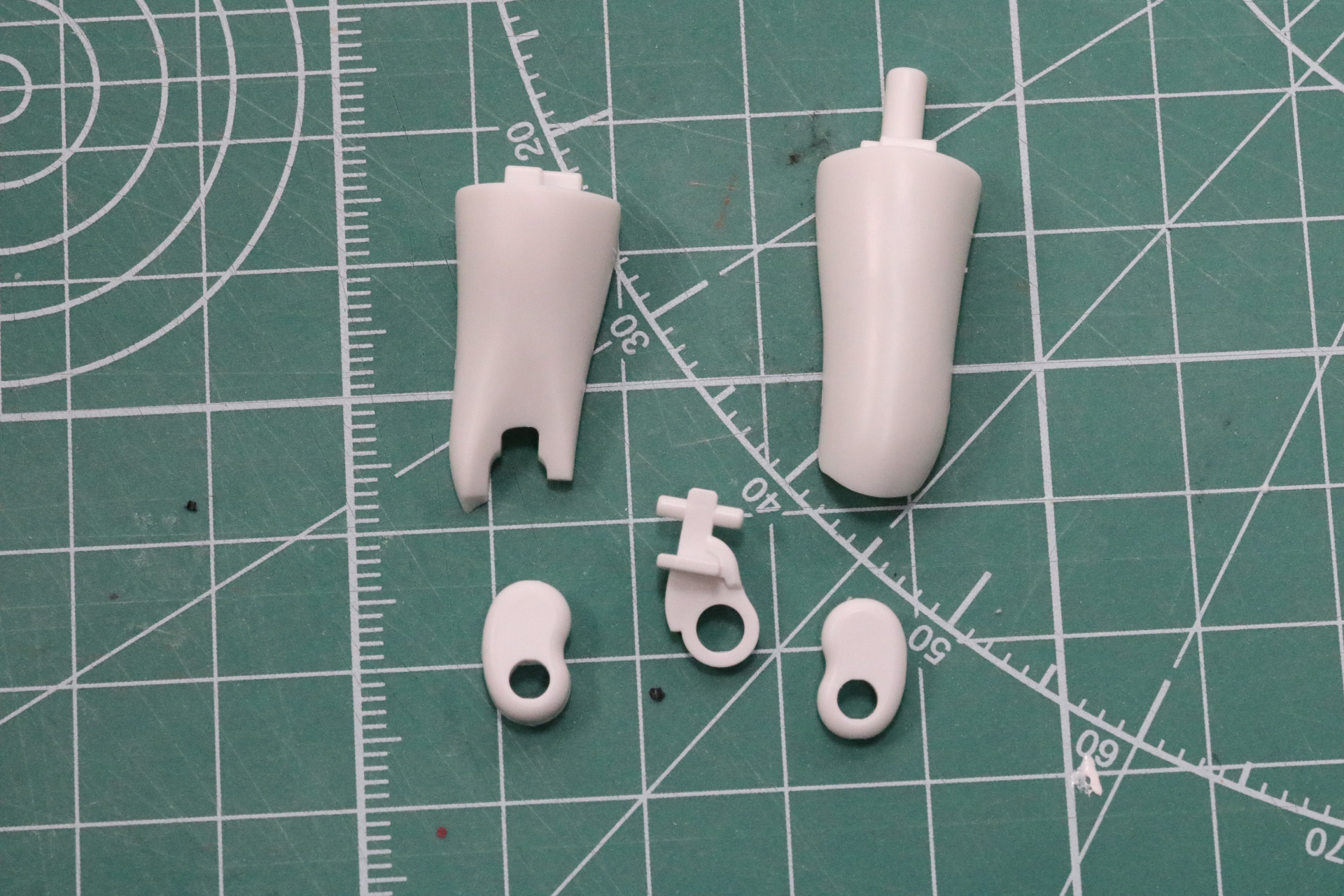 膝裏にくぼみがあり、可動範囲を広げている