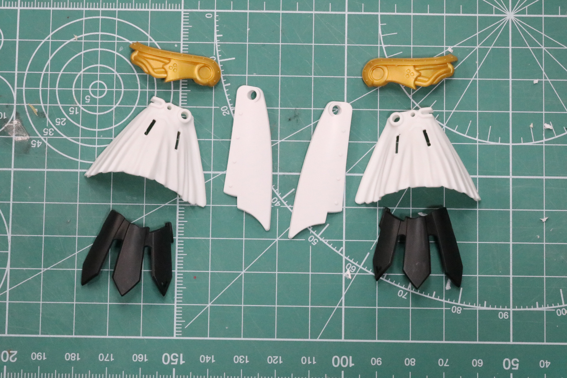 白いウェーブが入ったパーツを基軸に各パーツを重ねる